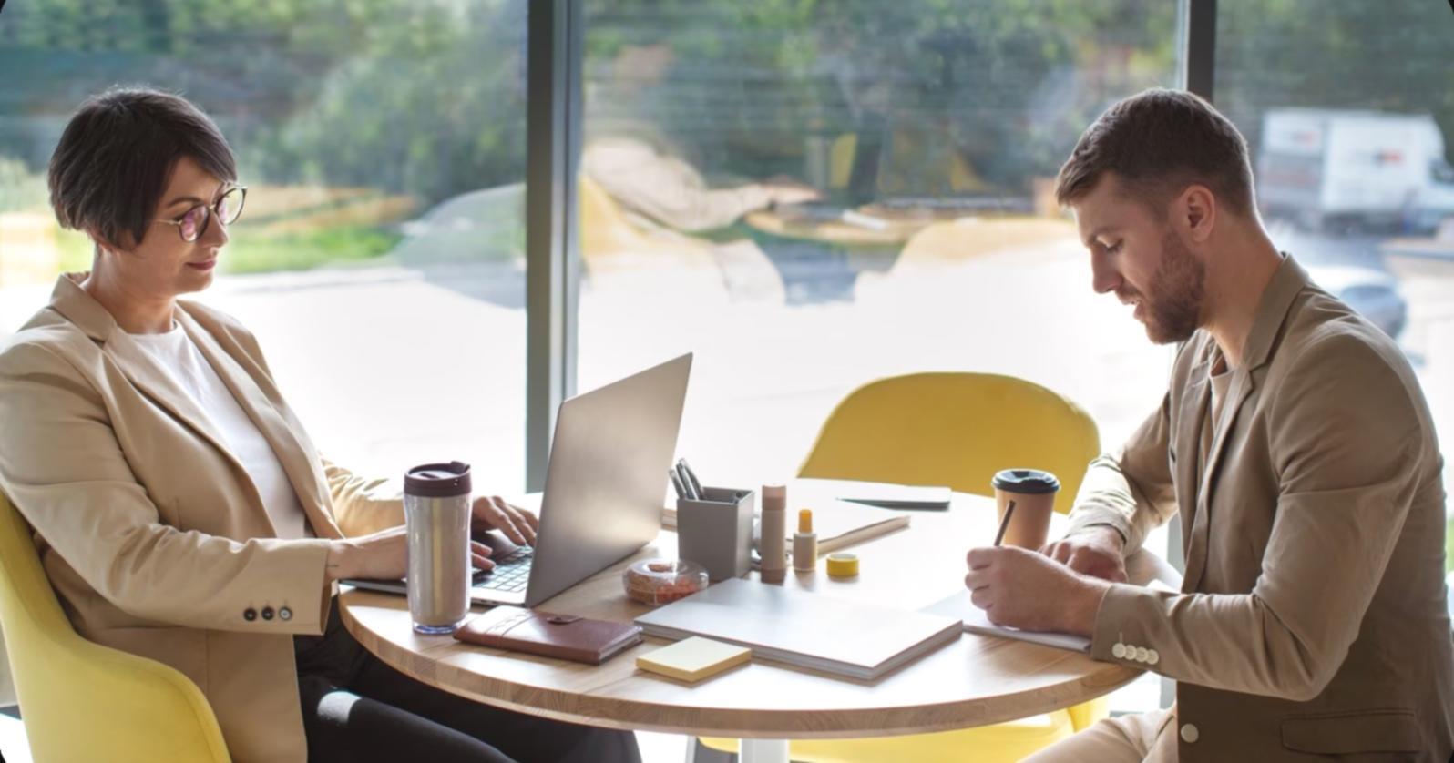 Team di esperti durante la preparazione di un webinar educativo